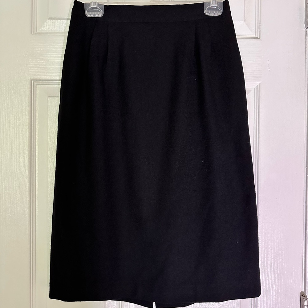 Black skirt w/zipper in back